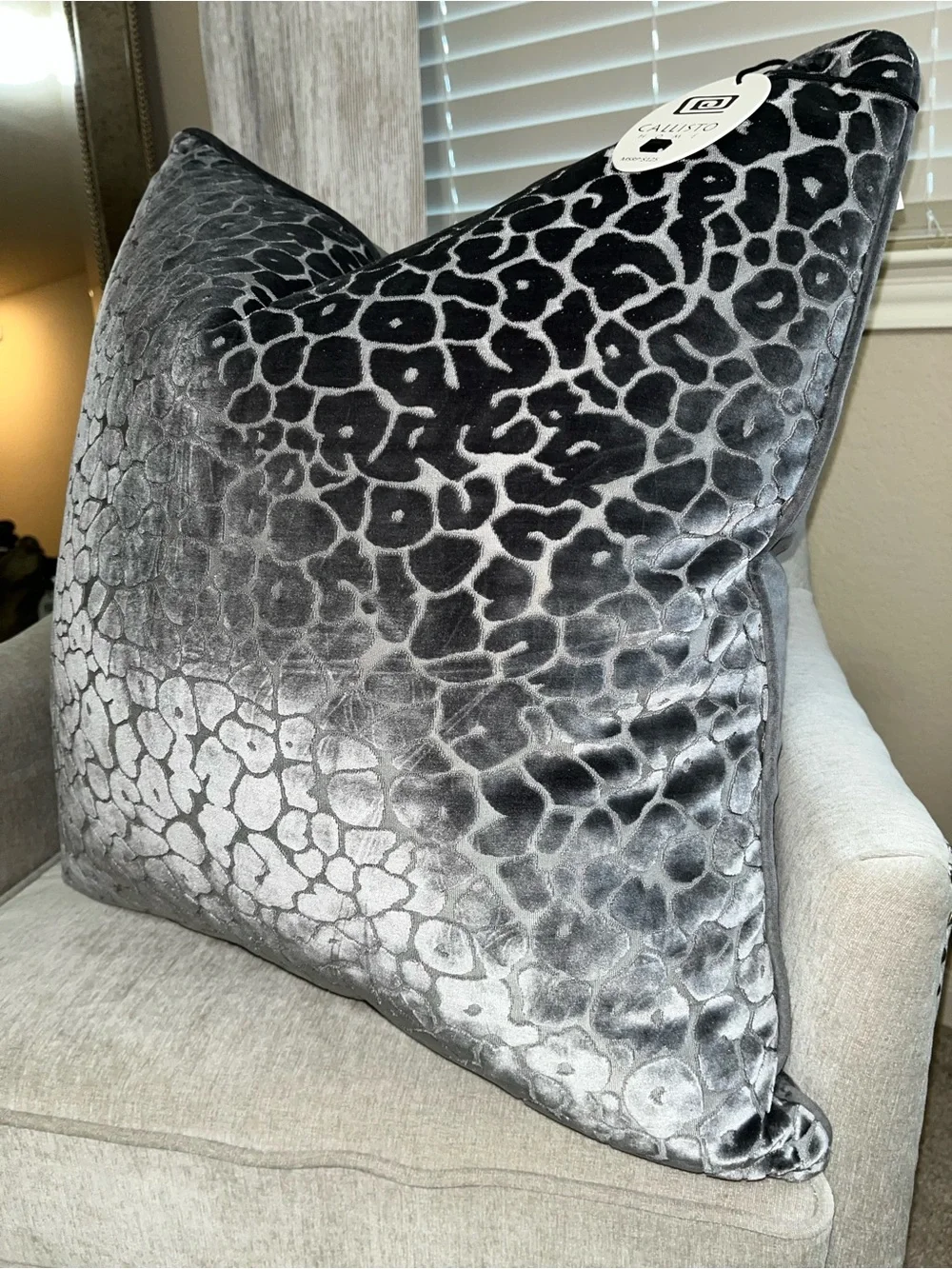 1-NWT CALLISTO HOME GRAPHITE LEOPARD DESIGN LUXURY DECORATIVE PILLOW (T06785F11)